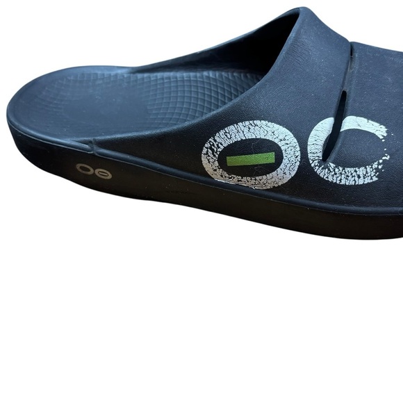 OOFOS Unisex Ooahh Sports Slide Sandals in black with green accents Men’s 8/W 10